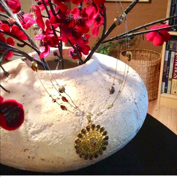 ✨BROWN & GOLD WIRE MEDALLION NECKLACE✨ - Picture 2 of 2